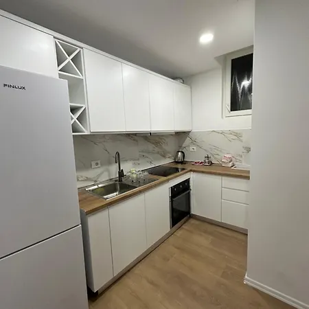 Xhm 1 * ティラナ